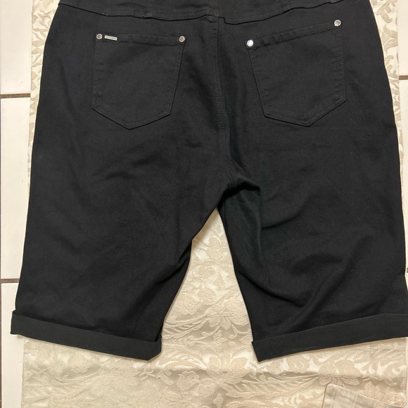 City Chic Super High Waist Knee Length
Short - black SZ 16 - Picture 3 of 11